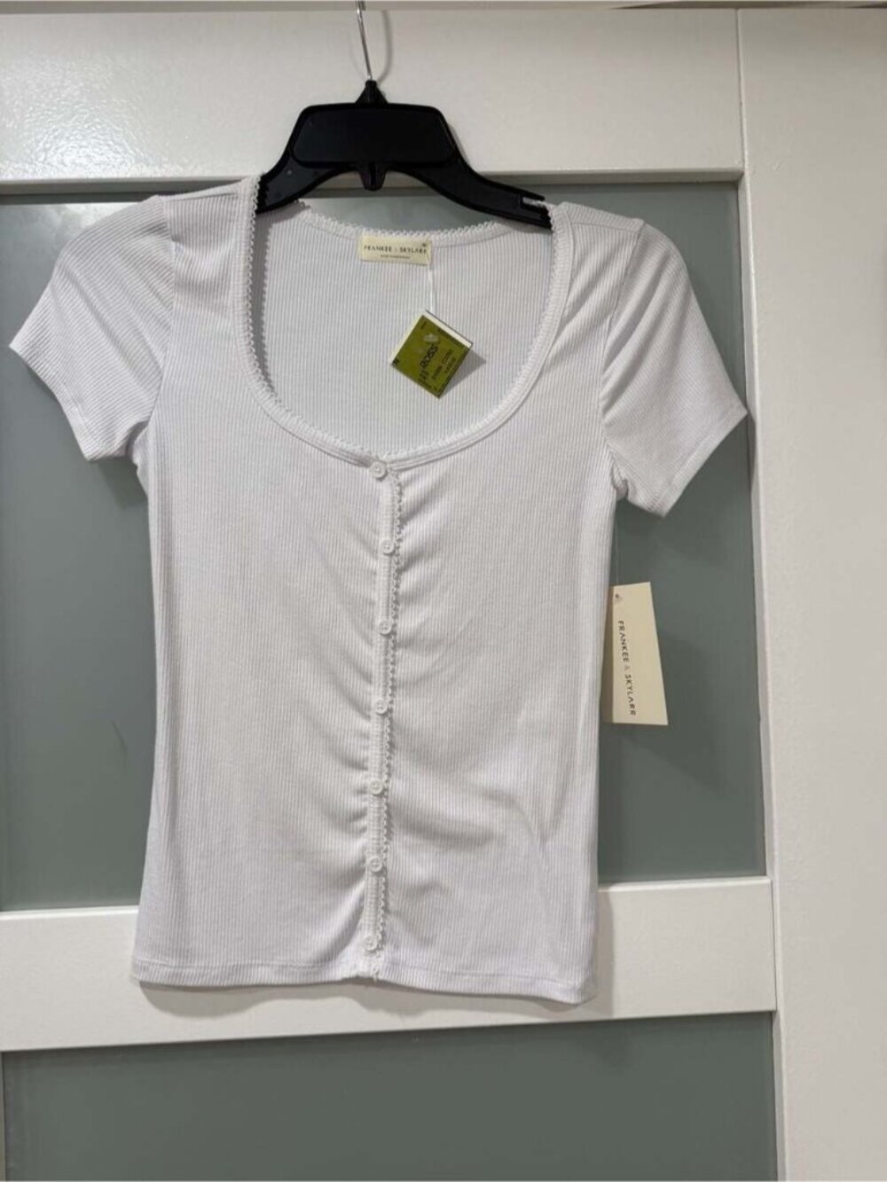 Frankee & Skylarr White Ribbed Knit Button-Front ShortSleeve w/ Lace Trim Size M